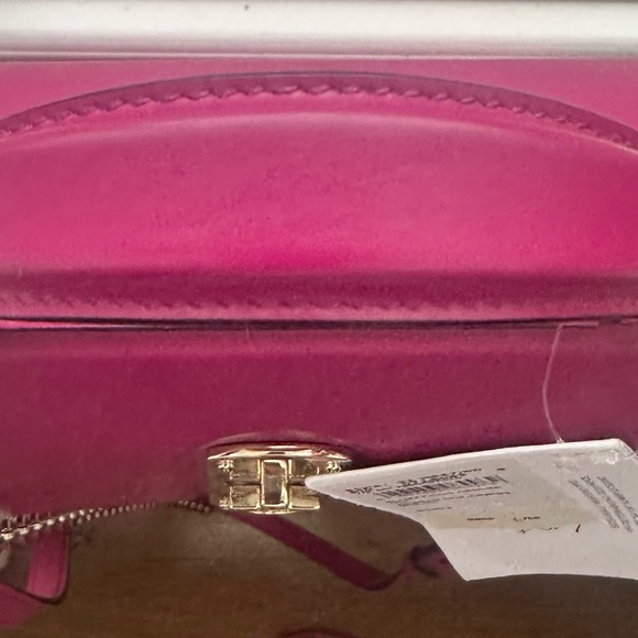 New Salvatore Ferragamo women’s bag with dust bag included - Picture 11 of 16